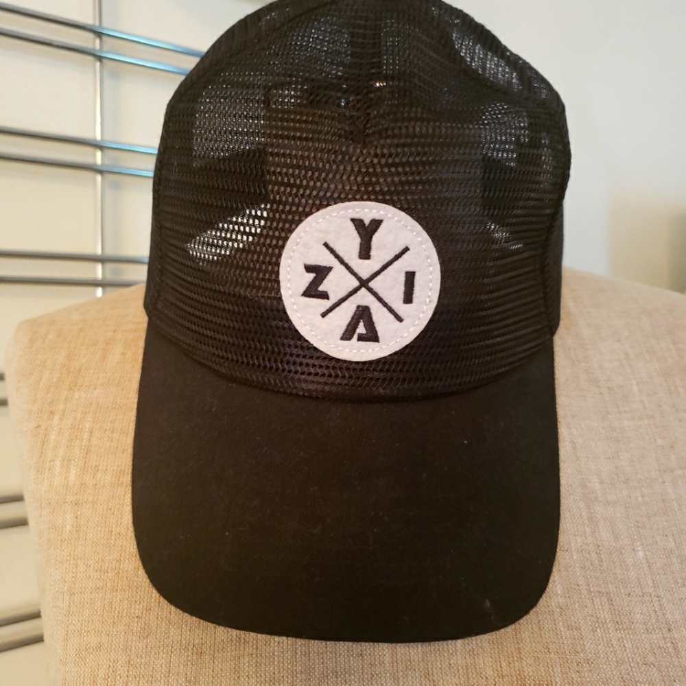 Zyia mesh back hat